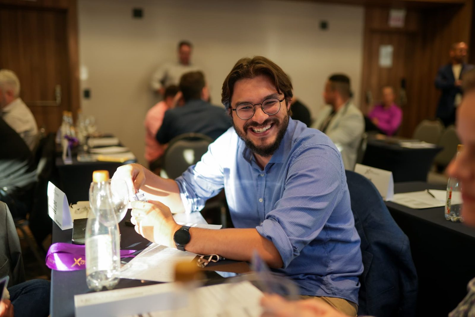 Retrato de Gregório Rodrigues sorrindo durante um evento