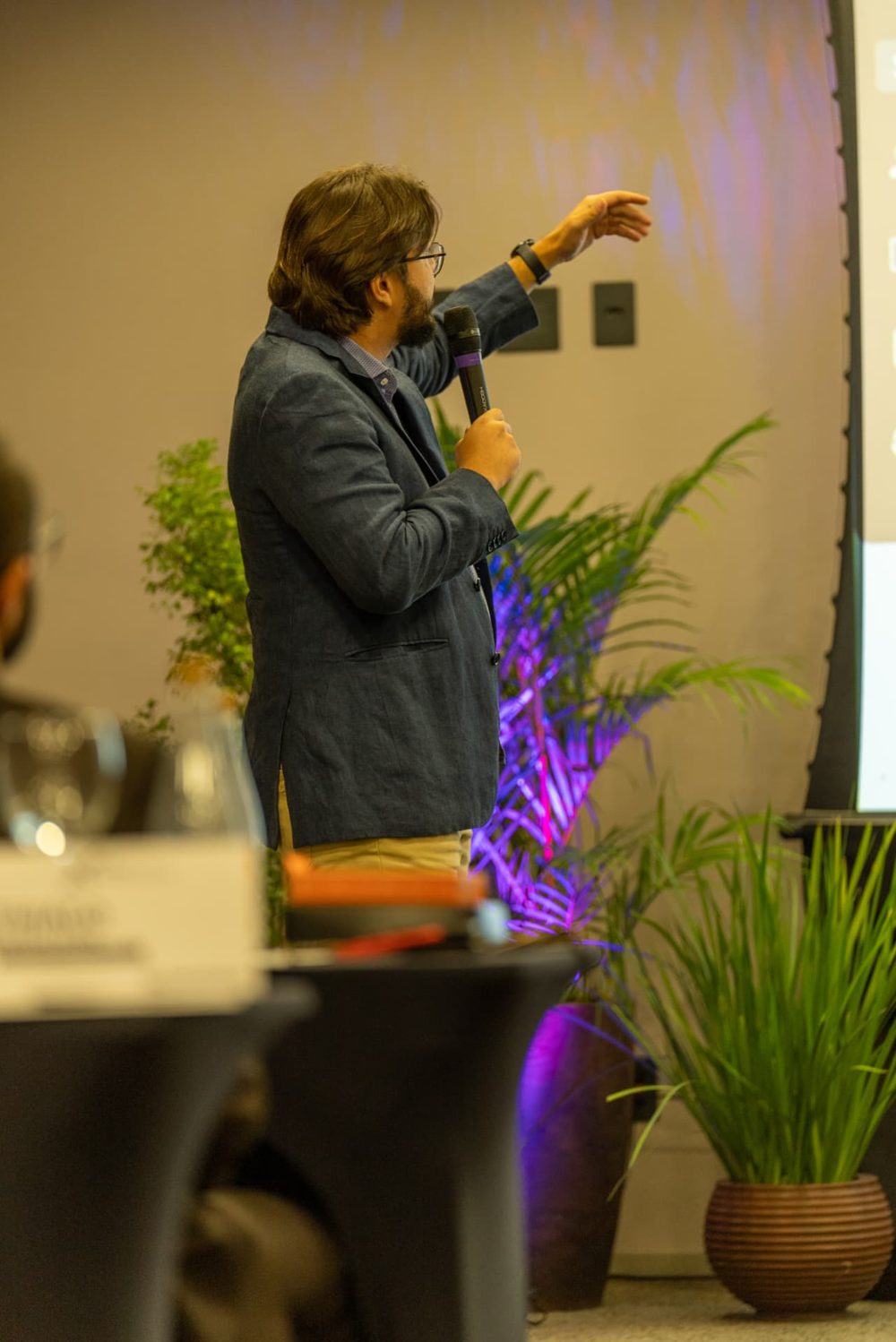 Gregório Rodrigues apontando para a projeção durante uma aula